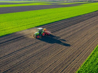 Traktor fährt auf Feld