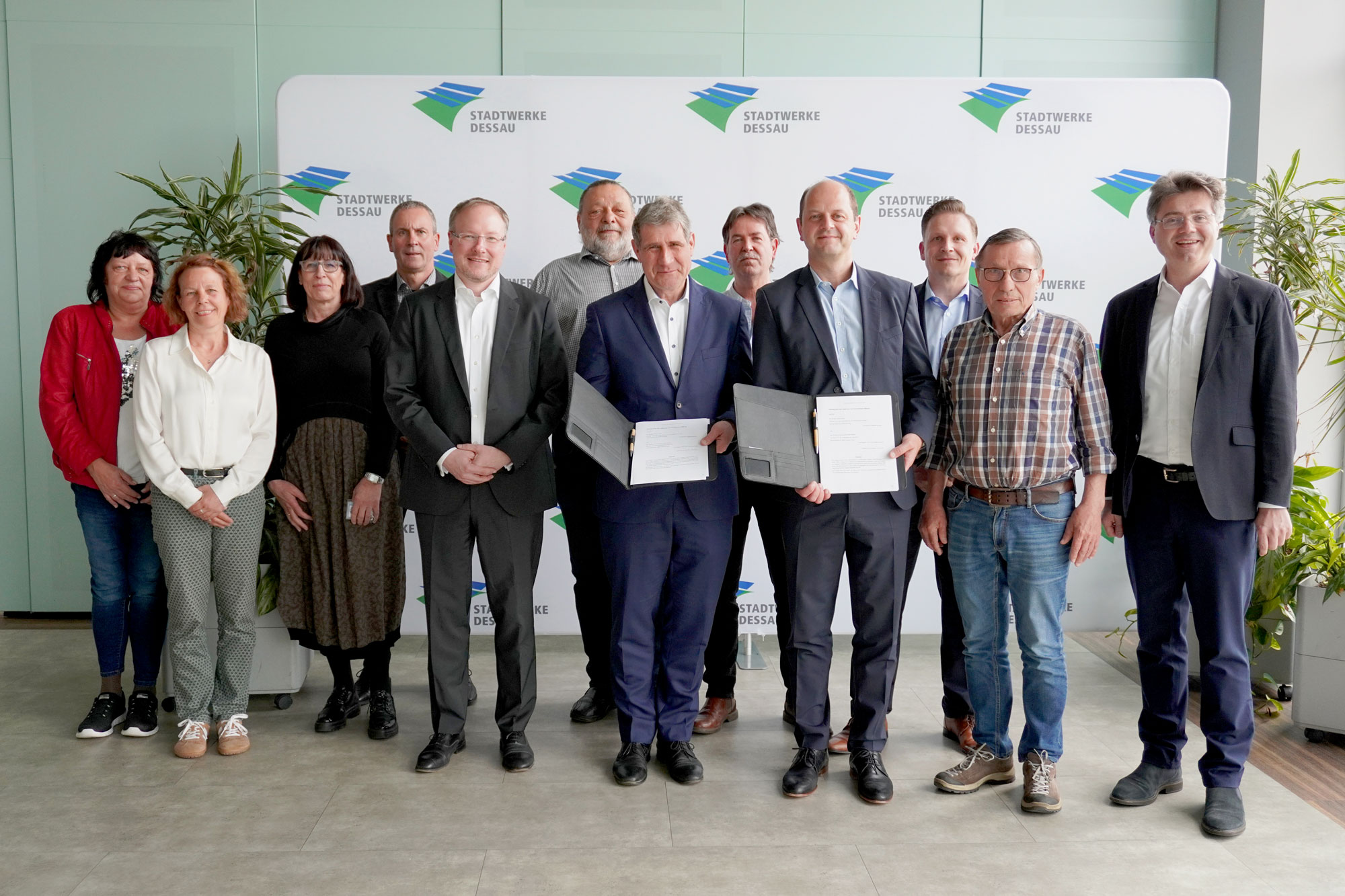 Team of Stadtwerke Dessau and Novocarbo for contract signature
