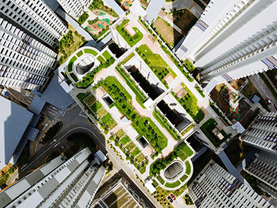 Bird-view of a green park surrounded by sky scrapers.