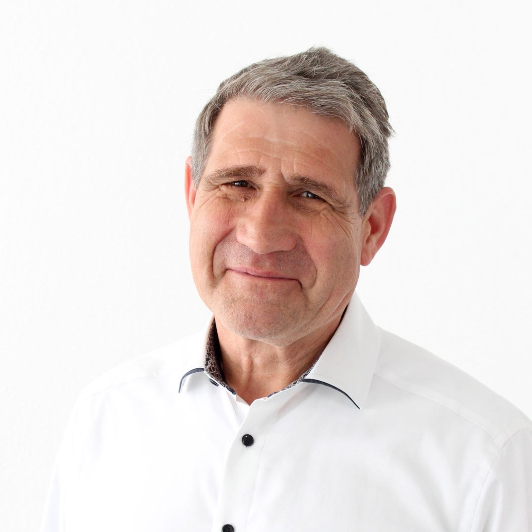 Ein lächelnder Mann in weißem Hemd, Karl Kolmsee